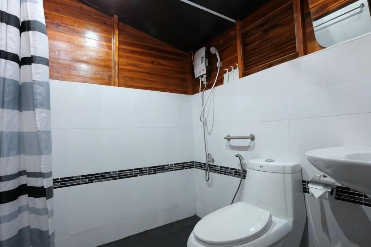 Salle de bain | Ensemble baignoire-douche, séchoir à cheveux, serviettes fournies