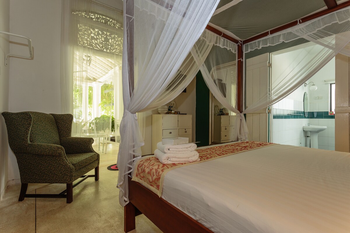 Egyptian cotton sheets, premium bedding, in-room safe, desk