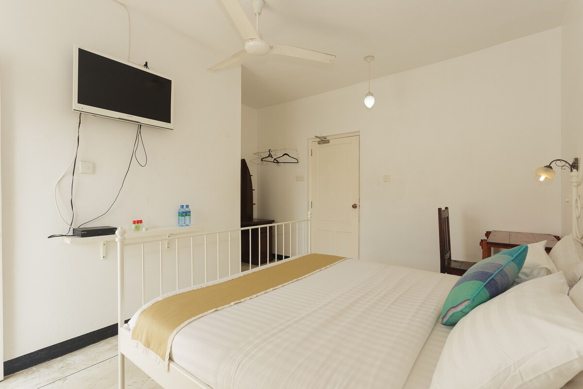 Egyptian cotton sheets, premium bedding, in-room safe, desk