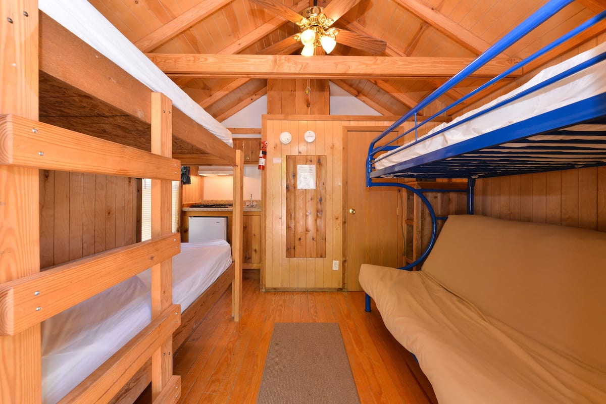 Cabaña estándar, varias camas, para no fumadores, cocineta (Camper 12 x 12 no linens or utensils) | Wifi gratis