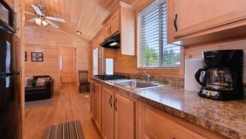 Deluxe Cabin, 2 Bedrooms, Non Smoking, Kitchen (Fully Furnished) | Private kitchenette