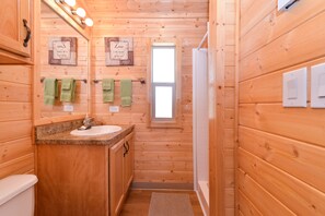 Deluxe-Ferienhütte, 2 Schlafzimmer, Nichtraucher, Küche (Fully Furnished) | Badezimmer