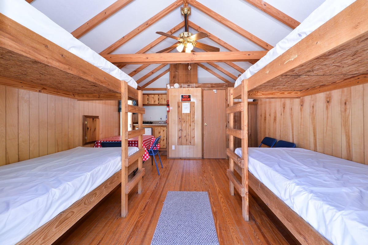 Standaard huisje, meerdere bedden, niet-roken, kitchenette (Camper 12 x 16-no linens or utensils) | Gratis wifi