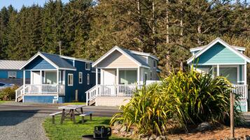 Cottage (w/Loft, Linens Provided) | Free WiFi