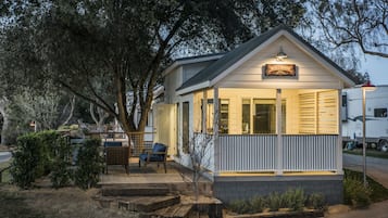 Brewhaus Cottage with Loft | Free WiFi, bed sheets