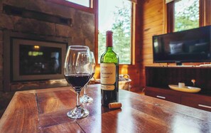 Standard Cabin (5 People) | Living area | 42-inch Smart TV with satellite channels, fireplace - Arbolar Casas de Montaña (Villa La Angostura)