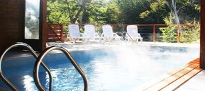 Piscina interna, piscina externa, espreguiçadeiras