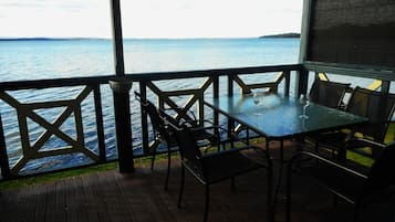 Waterfront Villa | Terraza o patio