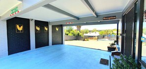 A reception area with a clear view of the outside. - Young Goldrush Motel (Young)