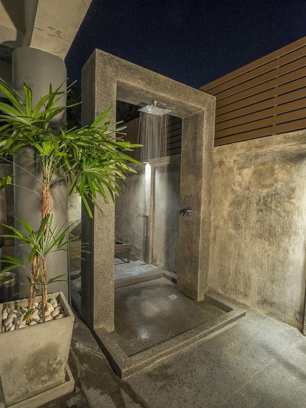 Shower, perlengkapan mandi gratis, pengering rambut, dan jubah mandi