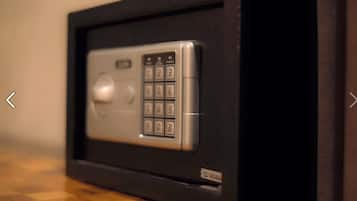 Un coffre-fort doté d’un clavier à code, d’une poignée et d’une étiquette indiquant un numéro de série.