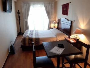 Quarto casal standard, 1 cama de casal | Cofres nos quartos, escrivaninha, ferros/tábuas de passar roupa