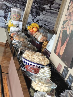 Free daily full breakfast - Monte Carlo Hotel (La Paz)