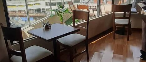 Petit déjeuner complet compris tous les jours