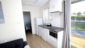 Waterfront Cabin Double Share | Cocina básica privada | Frigorífico, microondas, placa de cocina y cafetera o tetera