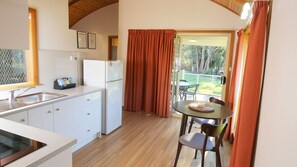 Waterfront Cabin Double Share | Cocineta privada | Refrigerador, microondas, parrilla de estufa y cafetera y tetera