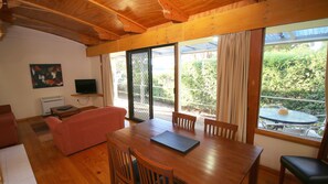 Waterfront Cabin 5 Share | Living room | Flat-screen TV - Beauty Point Tourist Park (Beauty Point)