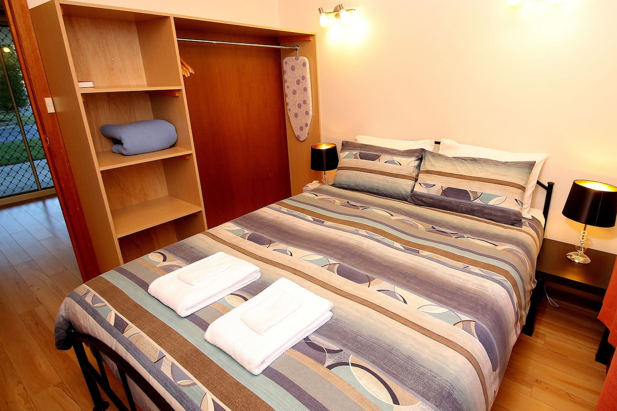 Waterfront Cabin Double Share | 1 chambre, accès au Wi-Fi (inclus), literie fournie