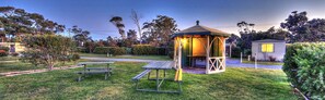 BBQ/picnic area - Beauty Point Tourist Park (Beauty Point)