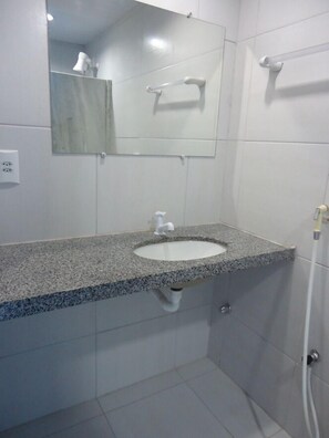 Standard Room | Bathroom | Shower, towels - Iracema Mar Hotel (Fortaleza)