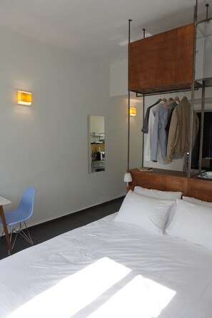 أغطية فراش متميزة وميني بار وخزنة داخل الغرفة ومكتب