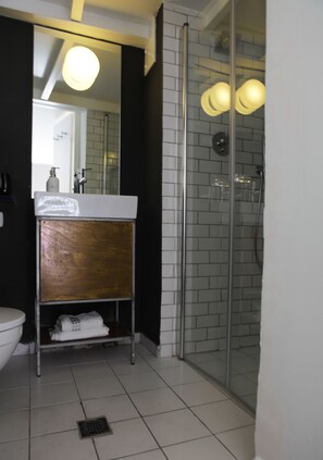 Grand Double Room | Bathroom | Shower, free toiletries, hair dryer, towels