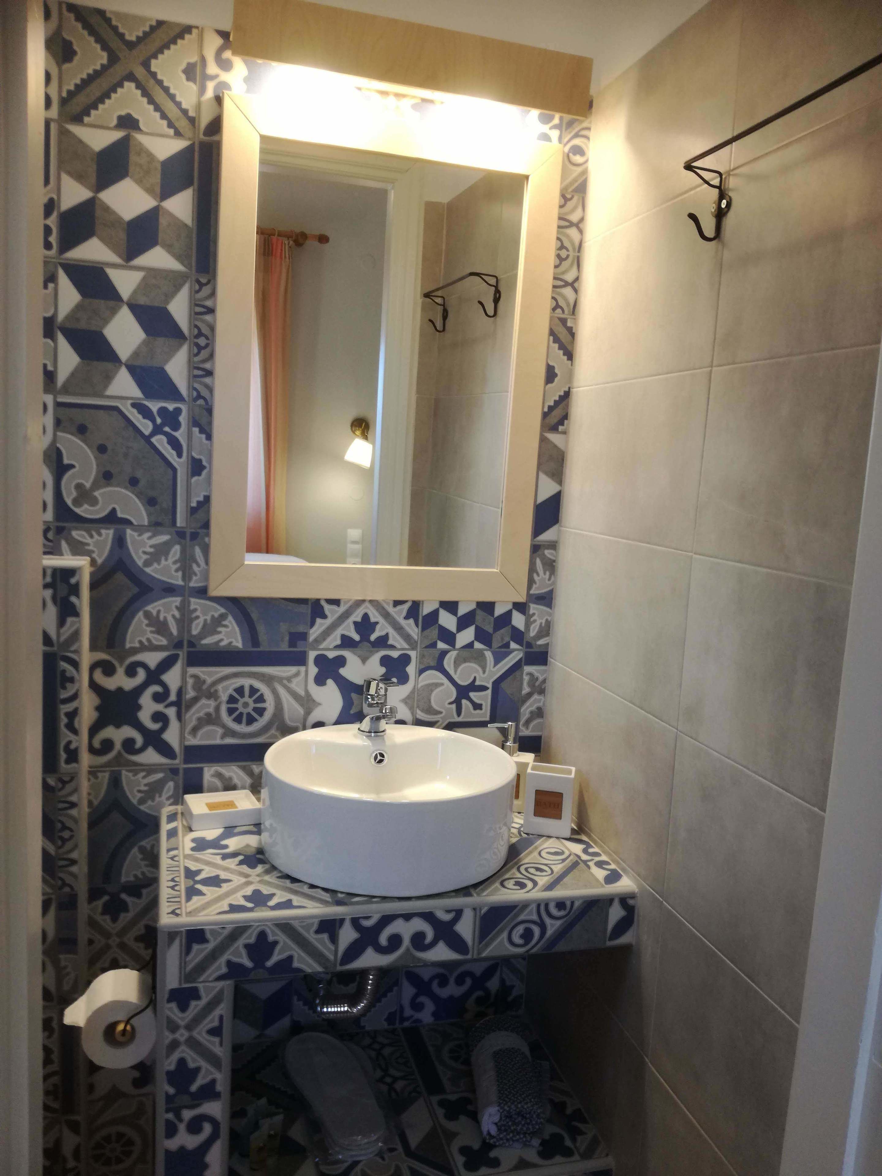 Quarto standard | Comodidades do banheiro | Chuveiro, produtos de toalete grátis, secador de cabelo, chinelos