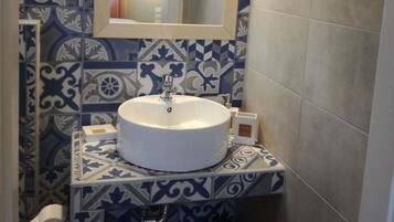 Quarto standard | Comodidades do banheiro | Chuveiro, produtos de toalete grátis, secador de cabelo, chinelos