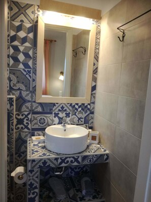 標準客房 | 浴室設施 | 淋浴設備、免費盥洗用品、吹風機、拖鞋