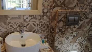 Quarto standard | Banheiro | Chuveiro, produtos de toalete grátis, secador de cabelo, chinelos