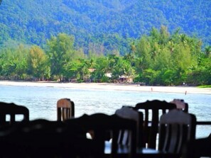 Se sirven desayunos, almuerzos, cenas y marisco (con vistas a la playa) 