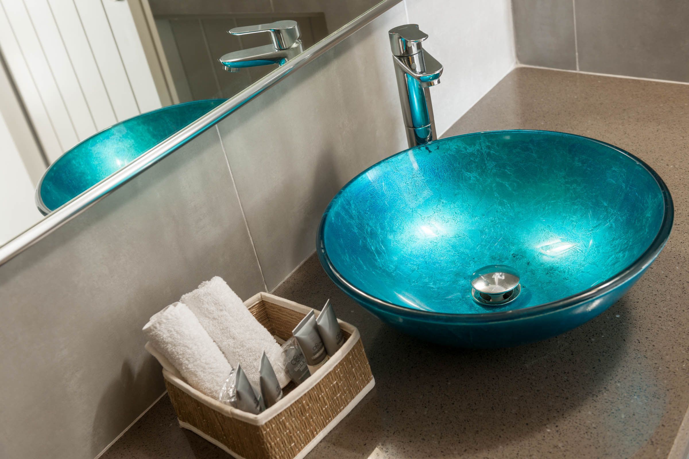 honeymoon suite | bathroom | shower, free toiletries, hair dryer, towels