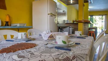 Daily buffet breakfast (BRL 15 per person)