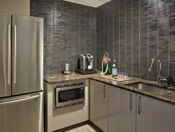 Chicago Suite | Private kitchen | Mini-fridge, microwave, coffee/tea maker