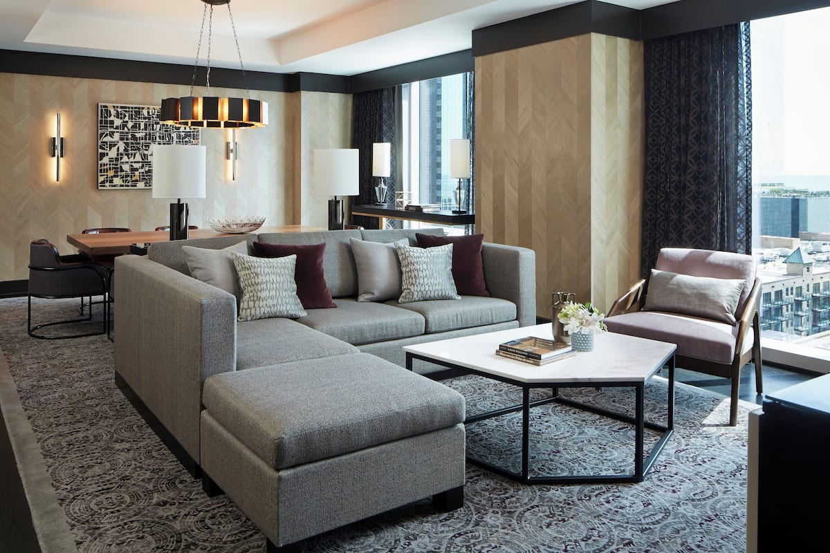 chicago suite | 1 bedroom, premium bedding, in-room safe, desk