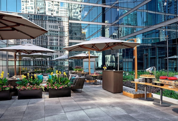 Rooftop bar - Loews Chicago Hotel (Chicago)