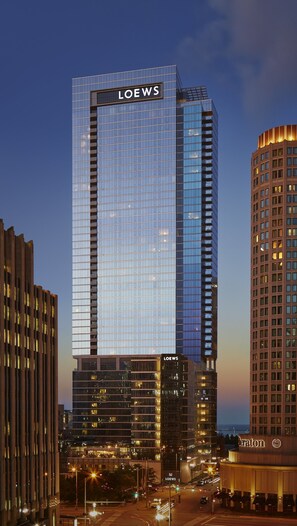 Facciata della struttura - sera/notte