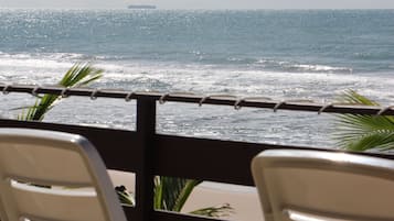 Na praia, espreguiçadeiras, guarda-sóis, toalhas de praia