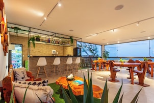 供应早餐、午餐和晚餐