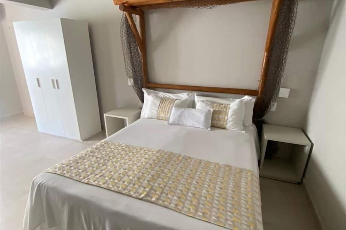 Standard Triple Room | Minibar, in-room safe, desk, WiFi (free)