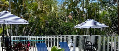 Una piscina al aire libre, sombrillas