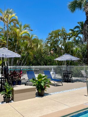 Una piscina al aire libre, sombrillas