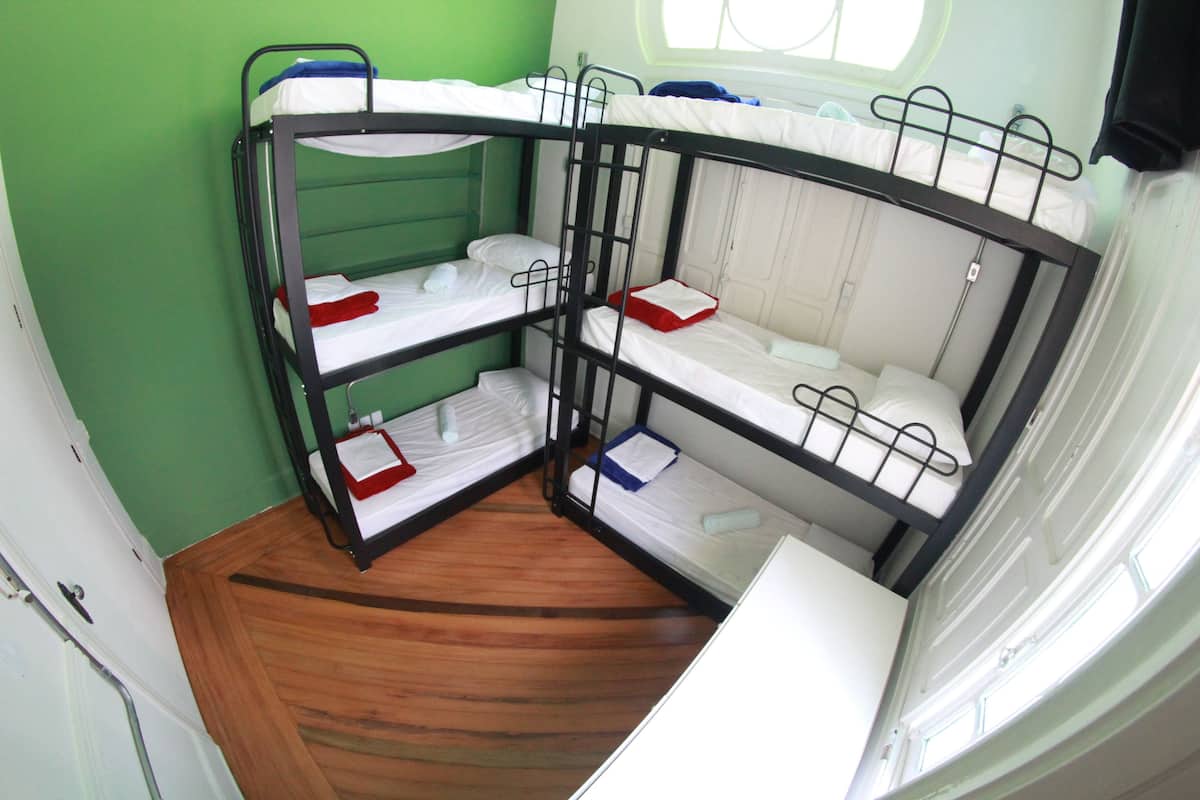 Slaapzaal, gemengde slaapzaal (6 Beds) | Een kluis op de kamer, een strijkplank/strijkijzer, gratis wifi