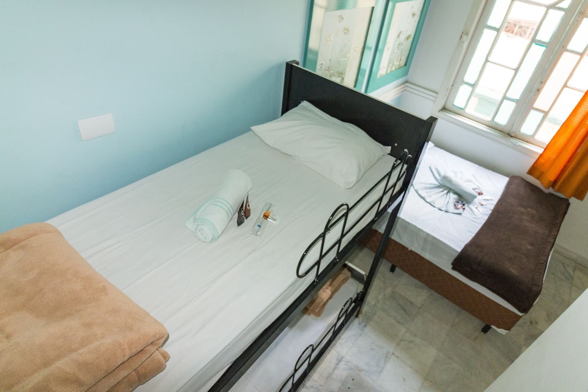 Quarto Casal com banheiro compartilhado | Een kluis op de kamer, een strijkplank/strijkijzer, gratis wifi