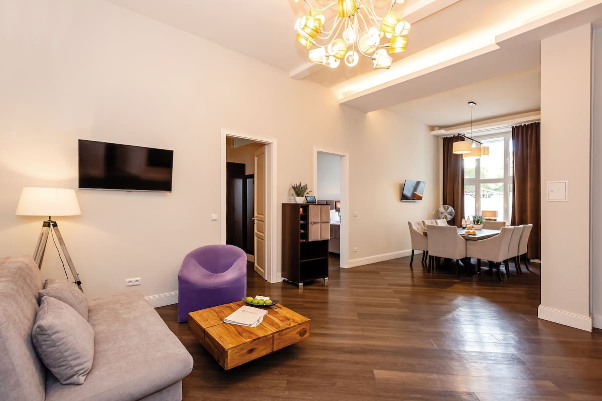 Superior-Apartment | Wohnbereich | 42-Zoll-LED-Fernseher mit Digitalempfang, Fernseher