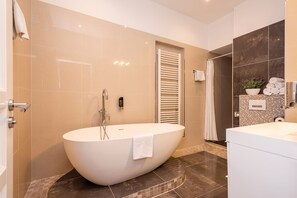 Superior Apartment | Bathroom | Rainfall showerhead, hair dryer, slippers, towels - arabel Design Apartments Berlin (Berlin)