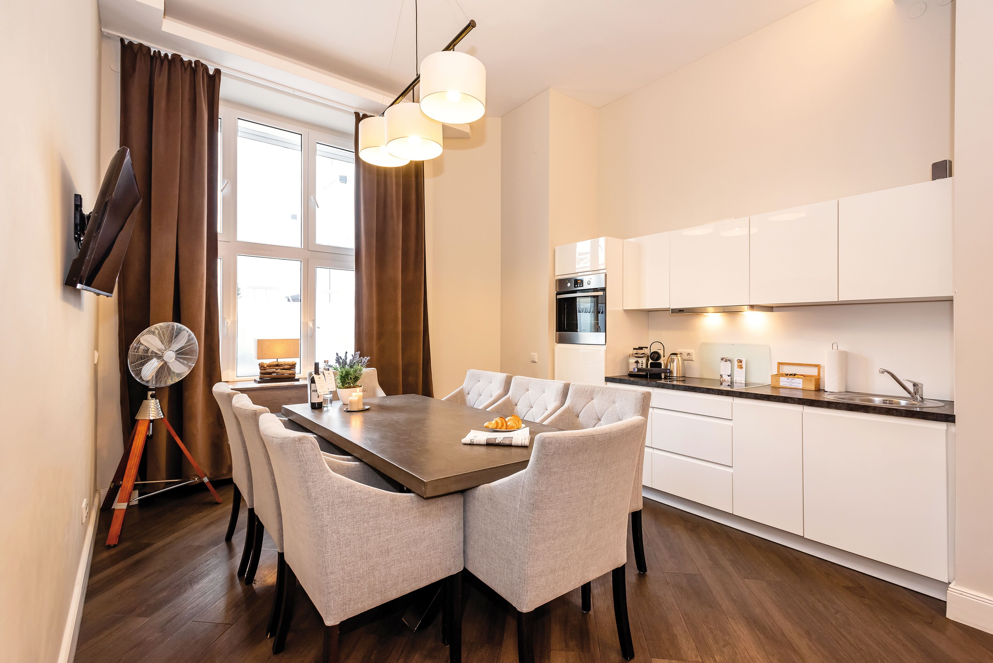 Apartamento superior | Cozinha privada | Geladeira, micro-ondas em uma área comum, cooktop
