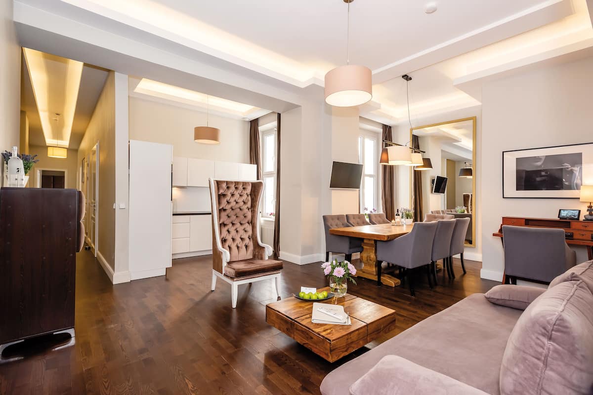 Suite, 3 Schlafzimmer | Wohnbereich | 42-Zoll-LED-Fernseher mit Digitalempfang, Fernseher