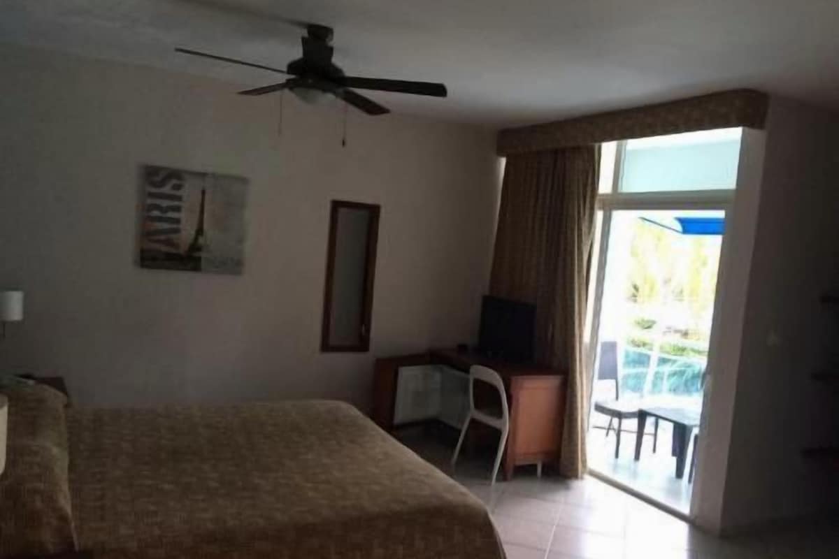 In-room safe, desk, WiFi (free)