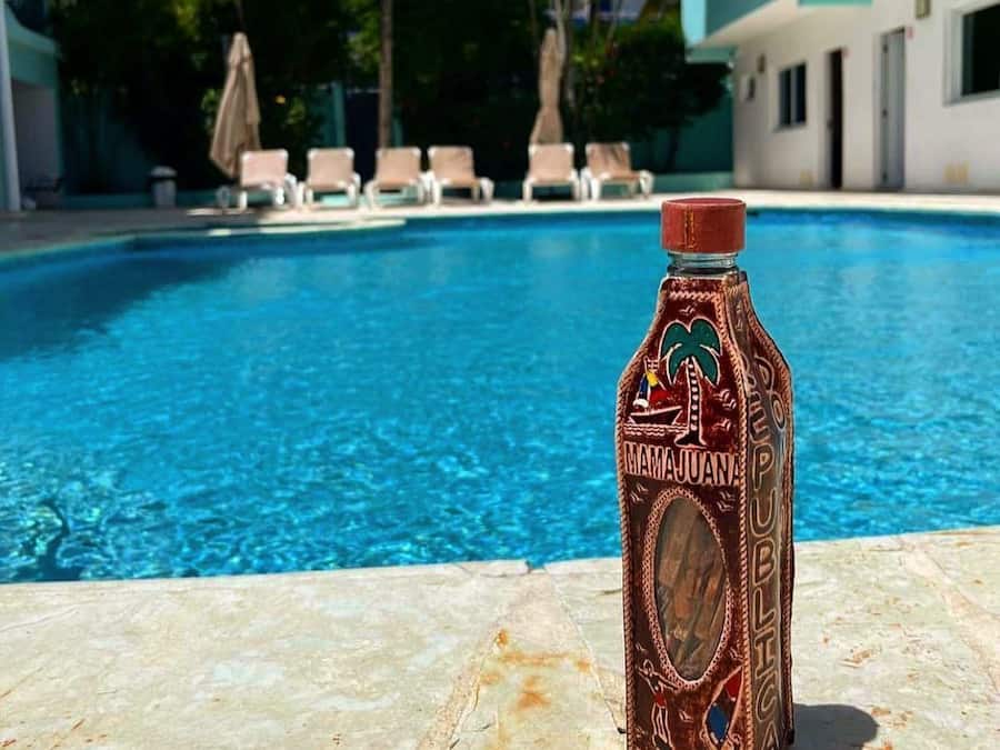 Een buitenzwembad, ligstoelen bij het zwembad